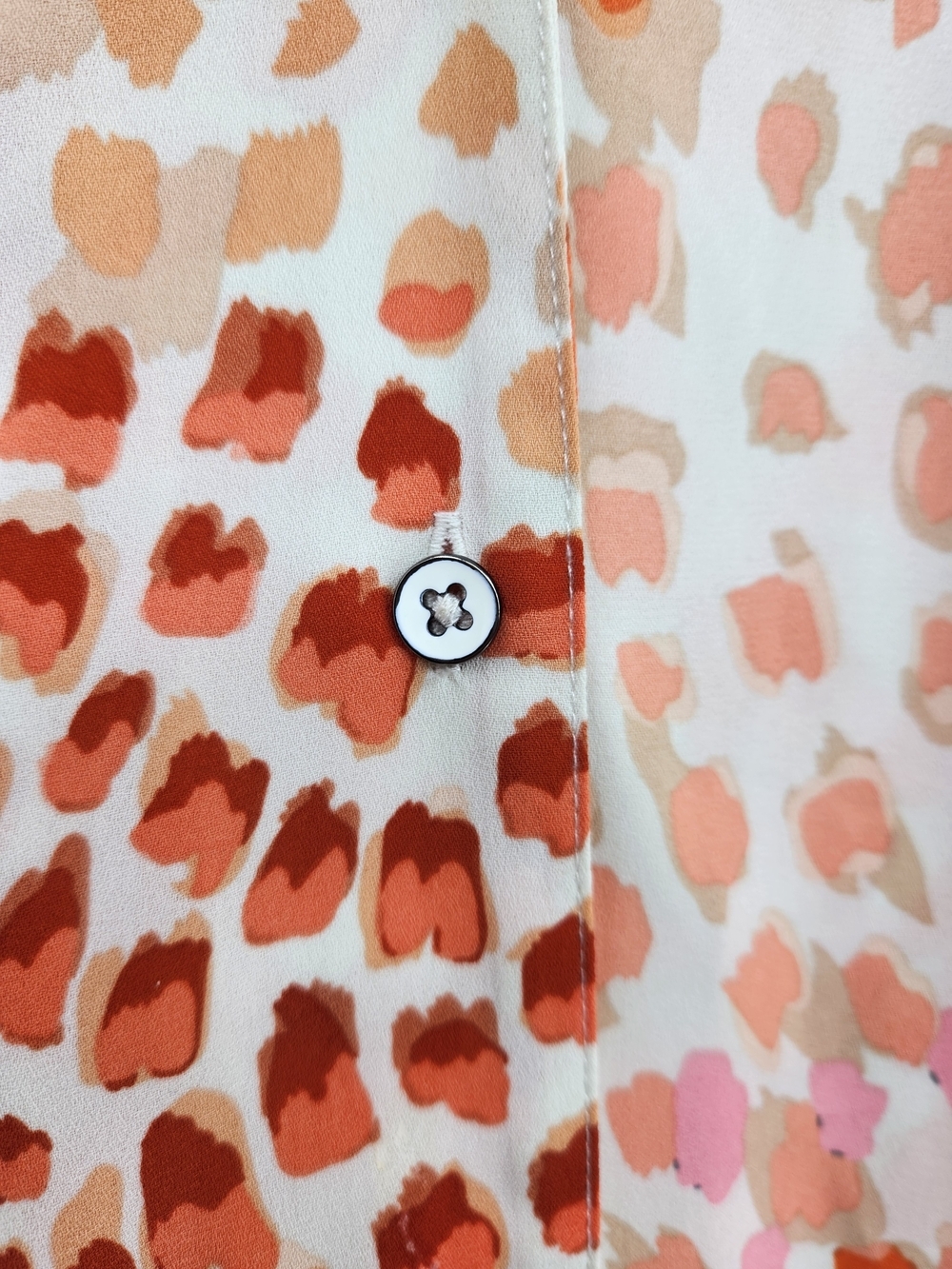 Cabi Style 6081 Animal Print Button Front Blouse Size Large Peach Coral Neutral - Picture 7 of 12